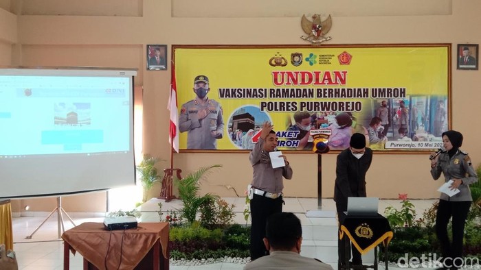 Proses pengundian vaksin berhadiah umrah gratis Polres Purworejo, Selasa (10/5/2022).