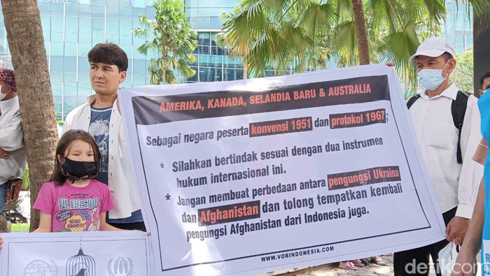 Puluhan pengungsi Afganistan kembali menggelar demonstrasi di depan kantor UNHCR, Medan.