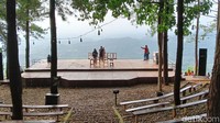 Di sisi yang berbeda, ada spot pemandangan alam yang juga menarik. Terpampang tulisan Puncak Becici di bagian tengah. (Tasya Khairally/detikcom)