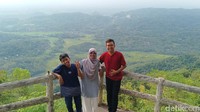 Untuk spot yang lebih cantik, traveler bisa menaiki beberapa anak tangga untuk melihat keindahan alam dari ketinggian.  (Tasya Khairally/detikcom)