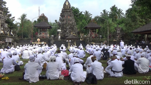 Pura Mandhara Giri Semeru Agung