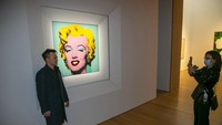 Gambar silkscreen 1964 menunjukkan Monroe dalam close-up yang cerah — rambut kuning, eyeshadow biru, dan bibir merah — dengan latar belakang biru yang kaya. Itu juga merupakan barang paling mahal dari abad ke-20 yang pernah dilelang, menurut rumah lelang Christies di New York. Warhol menciptakan lebih dari satu gambar Monroe; lukisan khusus ini telah dipamerkan di museum-museum di seluruh dunia.