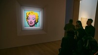 Shot Sage Blue Marilyn Andy Warhol terjual dengan harga 195 juta dolar AS pada hari Senin, (9/5/2022), menjadikan lukisan portrait ikonik Marilyn Monroe sebagai karya paling mahal oleh seniman AS yang pernah dijual di lelang. Sebelumnya, karya tersebut ditaksir akan laku sekitar 200 juta dolar AS atau sekitar Rp2,9 triliun.