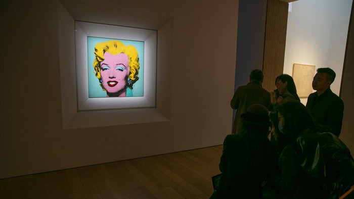 Rekor! Potret Ikonik Marilyn Monroe Karya Andy Warhol Dilelang Rp 2,8 Triliun The 1964 painting Shot Sage Blue Marilyn by Andy Warhol is visible in Christie's showroom in New York City on Sunday, May 8, 2022. The auction house predicts the image of Marilyn Monroe will sell for $200 million on Monday, becoming the most expensive 20th-century artwork to sell at auction. (AP Photo/Ted Shaffrey)