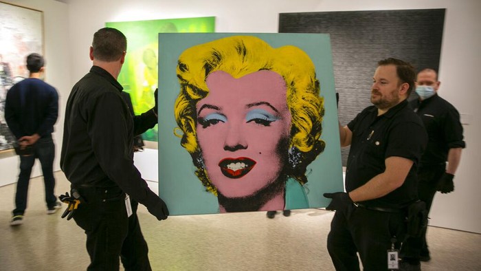 Rekor! Potret Ikonik Marilyn Monroe Karya Andy Warhol Dilelang Rp 2,8 Triliun The 1964 painting Shot Sage Blue Marilyn by Andy Warhol is visible in Christie's showroom in New York City on Sunday, May 8, 2022. The auction house predicts the image of Marilyn Monroe will sell for $200 million on Monday, becoming the most expensive 20th-century artwork to sell at auction. (AP Photo/Ted Shaffrey)
