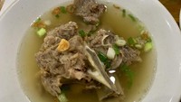 Meskipun dikenal dengan harga murah, banyak warteg punya sup iga berkuah bening segar dengan isian sedikit sayuran. Untuk membuat sendiri kamu bisa melihat petunjuk resep ini. Foto: iStock