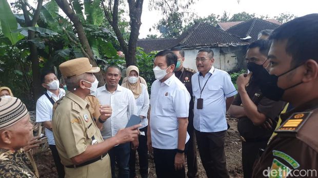 Rombongan Direktur Sosial Budaya dan Kemasyarakatan Kejagung di tembok eks Keraton Kartasura, Sukoharjo, Selasa (10/5/2022).