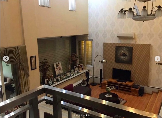 Bagian lantainya merupakan dominasi keramik dan kayu yang menciptakan sentuhan mewah tapi tetap menciptakan atmosfer hangat. (Foto: Instagram/@andreastaulany)