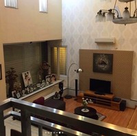 Bagian lantainya merupakan dominasi keramik dan kayu yang menciptakan sentuhan mewah tapi tetap menciptakan atmosfer hangat. (Foto: Instagram/@andreastaulany)