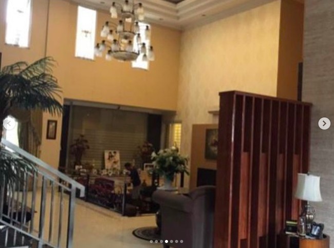 Inilah penampakan bagian dalam rumah yang terasa sangat lapang dengan plafon yang tinggi. (Foto: Instagram/@andreastaulany)