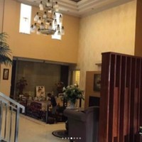 Inilah penampakan bagian dalam rumah yang terasa sangat lapang dengan plafon yang tinggi. (Foto: Instagram/@andreastaulany)