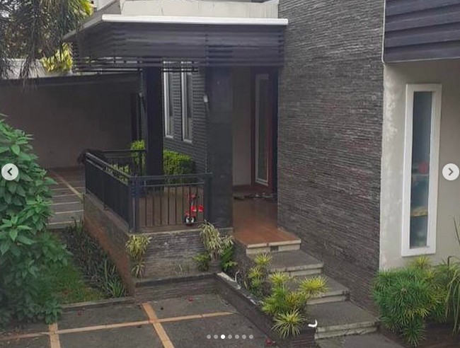 Dengan luas bangunan 600 meter persegi, rumah ini terbilang cukup luas. Dominasi batu alam yang menghiasi bagian depan melengkapi kemegahan rumah Andre. (Foto: Instagram/@andreastaulany)
