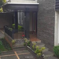 Dengan luas bangunan 600 meter persegi, rumah ini terbilang cukup luas. Dominasi batu alam yang menghiasi bagian depan melengkapi kemegahan rumah Andre. (Foto: Instagram/@andreastaulany)