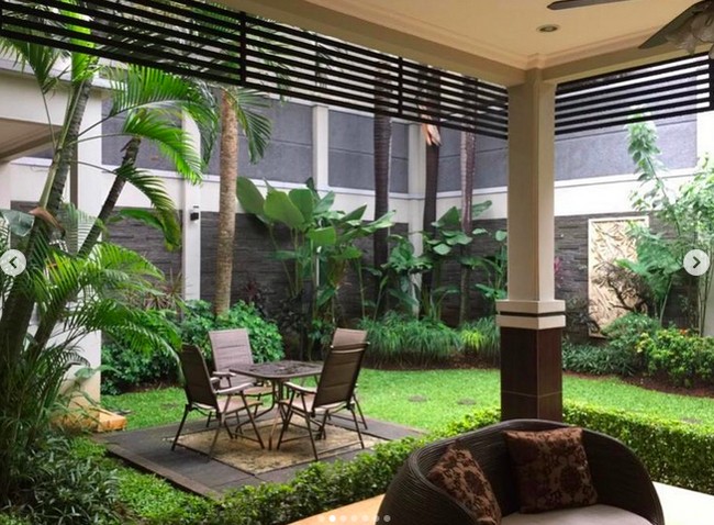 Halaman belakang hadir dengan taman yang asri. Sementara itu garasinya dapat memuat hingga sembilan mobil. (Foto: Instagram/@andreastaulany)