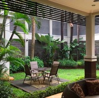 Halaman belakang hadir dengan taman yang asri. Sementara itu garasinya dapat memuat hingga sembilan mobil. (Foto: Instagram/@andreastaulany)