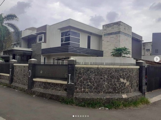 Musisi sekaligus komedian Andre Taulany mengumumkan di Instagram bahwa ia menjual salah satu rumahnya yang berada di Bintaro. Berdiri di atas lahan 730 meter persegi, rumah berdesain minimalis tersebut ditawar ke pasaran seharga Rp 8,5 miliar.  (Foto: Instagram/@andreastaulany)