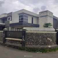 Musisi sekaligus komedian Andre Taulany mengumumkan di Instagram bahwa ia menjual salah satu rumahnya yang berada di Bintaro. Berdiri di atas lahan 730 meter persegi, rumah berdesain minimalis tersebut ditawar ke pasaran seharga Rp 8,5 miliar.  (Foto: Instagram/@andreastaulany)