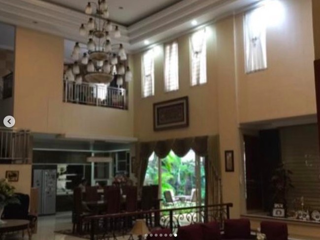 Terdapat lampu gantung yang besar di bagian tengah rumah, tepatnya di atas ruang keluarga. Kendati demikian, jendela-jendela yang berderet membiarkan cahaya alami masuk. (Foto: Instagram/@andreastaulany)
