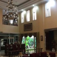 Terdapat lampu gantung yang besar di bagian tengah rumah, tepatnya di atas ruang keluarga. Kendati demikian, jendela-jendela yang berderet membiarkan cahaya alami masuk. (Foto: Instagram/@andreastaulany)