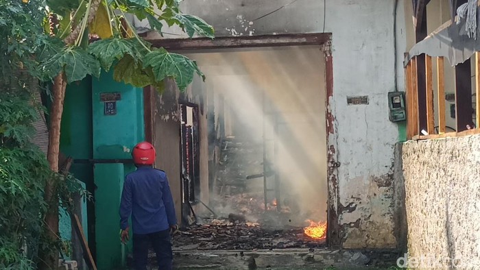 Rumah dinas tentara di Cimahi hangus terbakar.