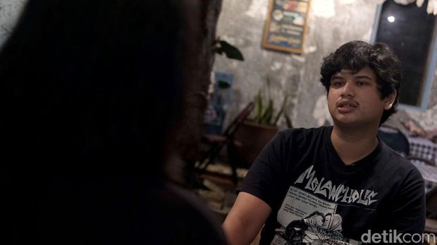 Saga Satria Tim detikHot tengah berbincang dengan Saga Satria, salah seorang musisi di Yogyakarta.
