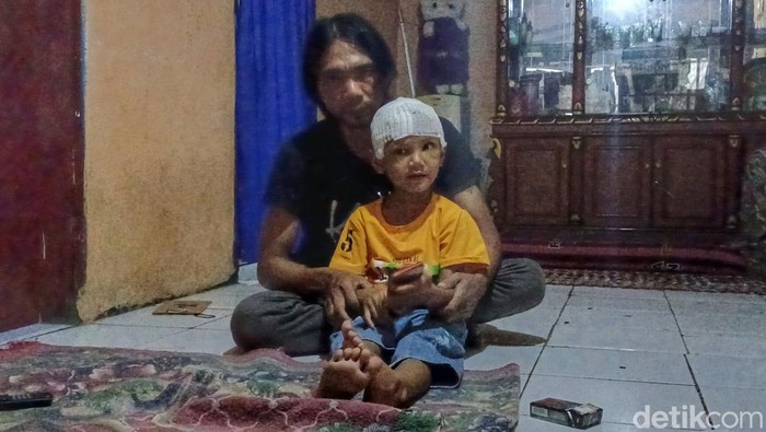 Sahrul Mubarok bersama ayahnya.