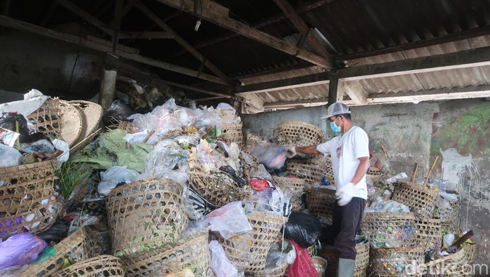 Tumpukan sampah ini menggunung imbas penutupan TPST Piyungan sejak Sabtu (7/5/2022).