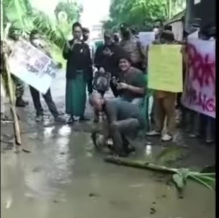 Screenshot video viral warga mandi  lumpur protes jalan rusak di Bogor (dok. Istimewa)