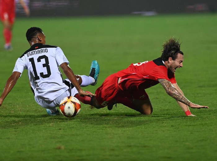 Pesepak bola Timnas Indonesia Marc Klok (kanan) terjatuh setelah dilanggar pesepakbola Timnas Timor Leste Gumario Da Silva dalam laga lanjutan Grup A Sepak Bola SEA Games 2021 Vietnam di Stadion Viet Tri, Phu Tho, Vietnam, Selasa (10/5/2022). ANTARA FOTO/Aditya Pradana Putra/rwa.