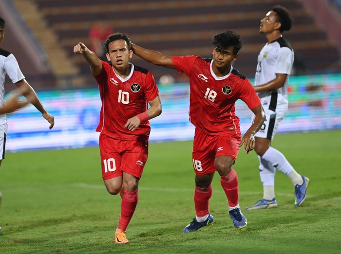 Pesepak bola Timnas Indonesia Marc Klok (kanan) terjatuh setelah dilanggar pesepakbola Timnas Timor Leste Gumario Da Silva dalam laga lanjutan Grup A Sepak Bola SEA Games 2021 Vietnam di Stadion Viet Tri, Phu Tho, Vietnam, Selasa (10/5/2022). ANTARA FOTO/Aditya Pradana Putra/rwa.
