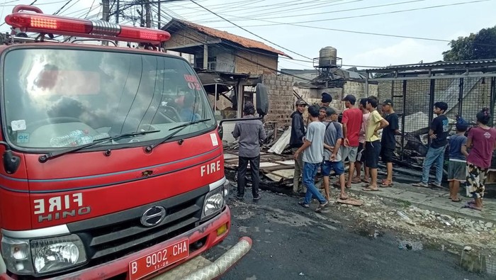 Sebanyak tiga lapak usaha di Cipondoh, Kota Tangerang, Banten, terbakar. Kebakaran diduga diawali cekcok dari sebuah keluarga. (dok Istimewa)