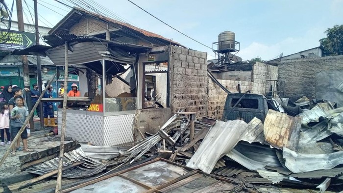Sebanyak tiga lapak usaha di Cipondoh, Kota Tangerang, Banten, terbakar. Kebakaran diduga diawali cekcok dari sebuah keluarga. (dok Istimewa)