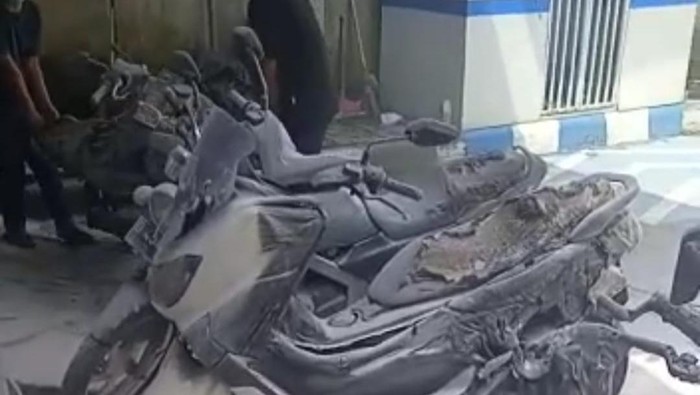 Sepeda motor yang terbakar di SPBU.