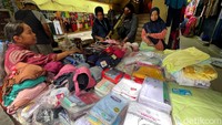 Selepas lebaran, para pedagang di Pasar Cipulir kembali menggelar lapak dagangan mereka.