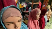 Sejumlah pengunjung juga terlihat berdatangan untuk berbelanja di pasar tersebut.