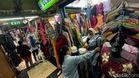 Pedagang menawarkan beraneka model pakaian kepada pembeli yang berdatangan ke Pasar Cipulir.