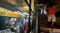 Tampak pedagang kembali berjualan usai Pasar Cipulir beroperasi usai sempat ditutup dalam rangka Hari Raya Idul Fitri 1443 H.