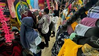 Sejumlah pengunjung berbelanja di Pasar Cipulir, Jakarta, Selasa (10/5/2022). 