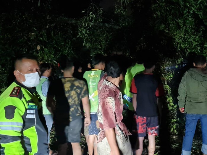 Situasi di lokasi tiang listrik dan pohon tumbang di jalur Medan-Berastagi