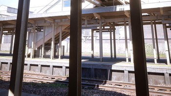 Mulai dari rel keretanya, tangga, cahaya lampu, sinar matahari, bentuk bangunan, suara seperti burung yang saling bersahutan, seakan nyata. Foto: (Artstation: Lorenzo Drago).