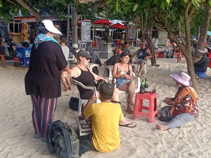 Suasana di Pantai Kuta Bali pada Selasa (10/5/2022). Tampak beberapa pedagang tengah melayani wisatawan yang tengah berlibur di Pantai Kuta