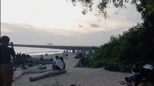 Suasana saat pesawat mendarat di Bandara Internasional I Gusti Ngurah Rai, dilihat dari sebelah obyek Wisata Pantai Kelan, Tuban, Badung.