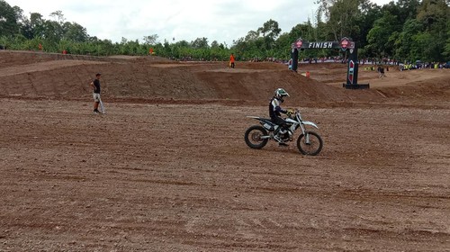 Suasana Sirkuit Motor Cross 459 Lantan di Desa Lantan Kecamatan Batukliang Utara Kabupaten Lombok Tengah, Senin (9/5/2022)