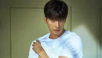 Namun sayang, perannya di musim ketiga dari drama tersebut harus digantikan. Foto: (dok. Instagram @sunghoon1983)