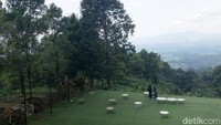 Udara sejuk kawasan Baturaden memastikan ngopi-ngopi di sini makin hits.