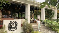 Selain Taman Langit, hanya cukup berjalan kaki, terdapat kafe Tiamor. Terdapat racikan kopi yang berpadu dengan pemandangan alam kota Purwokerto.