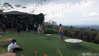 Pengunjung berforto di area outdorr Taman Langit Purwokerto. Hawa sejuk dan pemandangan kota membuat makanan menjadi lebih meledak-ledak.