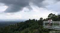 Turis berfoto di area deck kaca dengan latar Kota Purwokerto.