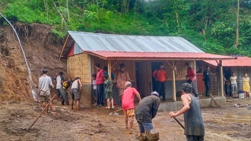 petugas BPBD Karangasem dan masyarakat membersihkan sisa material longsoran