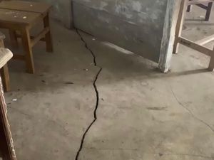 Geolog Sarankan 19 Rumah-1 SD Terdampak Tanah Retak di Pinrang Direlokasi